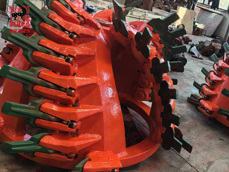 A batch of dredging cutter heads and cutter teeth are in shipment